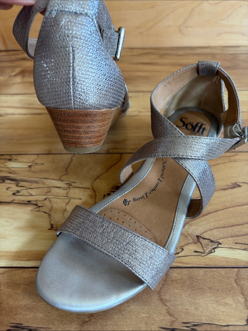 Sofft Metallic Wedge Heel Strappy Leather Sandal Sparkle Champagne Womens size 7
